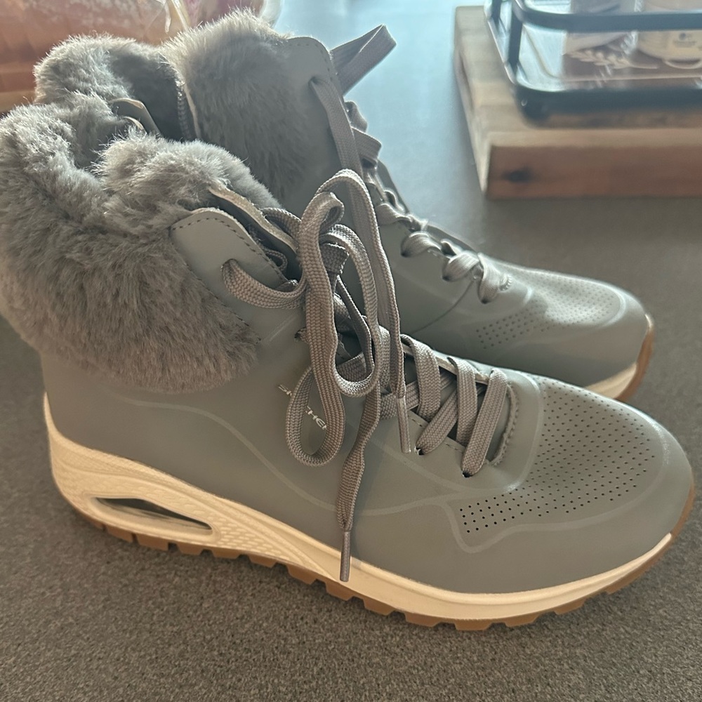 Skechers Uno rugged the lined shoes